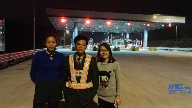 華天成兩大美女學習之余不忘與收費站班長交流合影