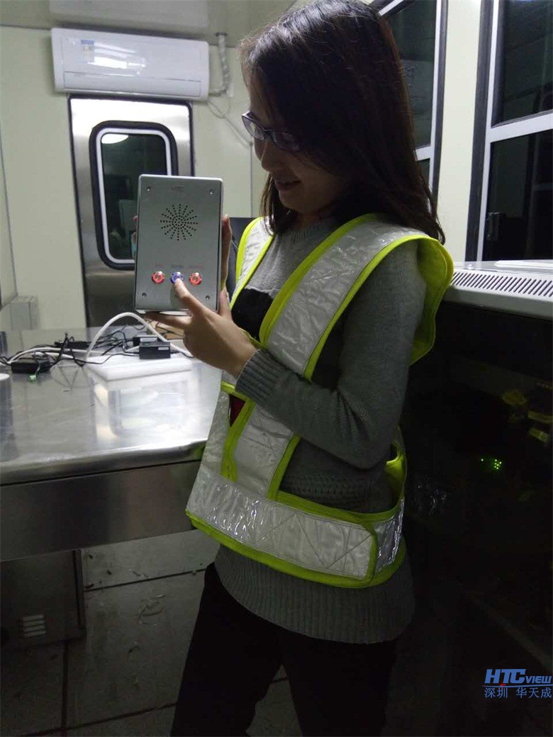 美女業務員正在熟悉IP對講系統現場