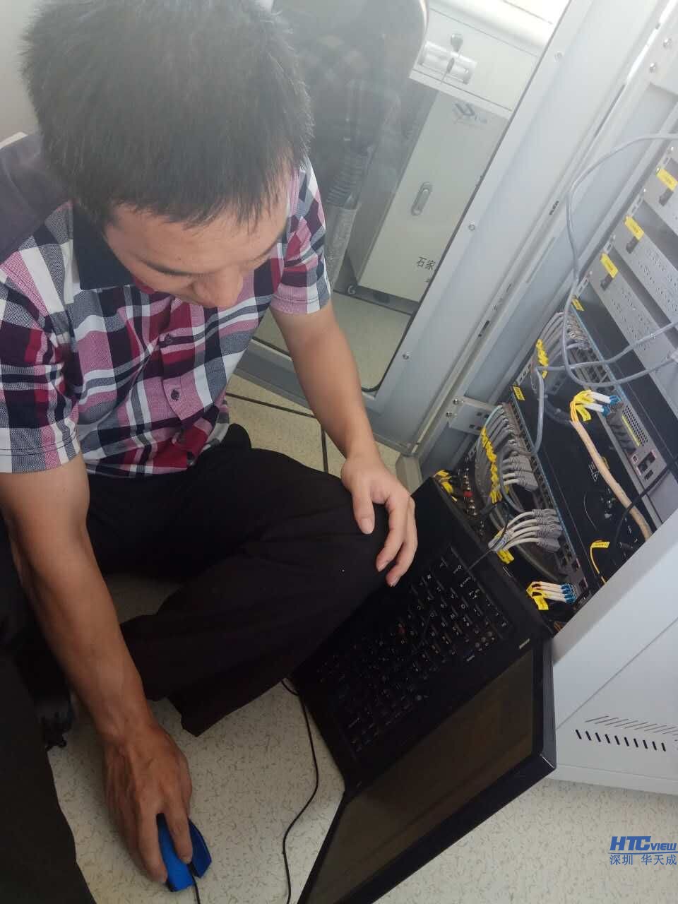 黃工正在調試主控機