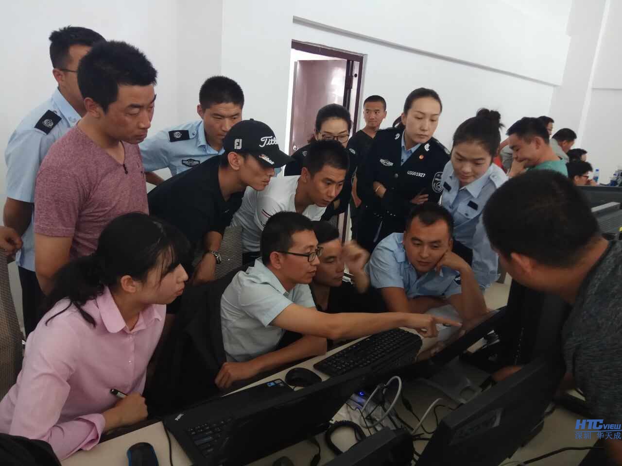 技術工程師 劉工正在給監控人員培訓多媒體控制臺的操作