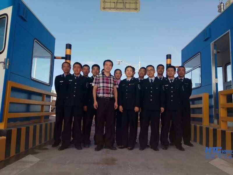 共玉高速員工和黃工合影