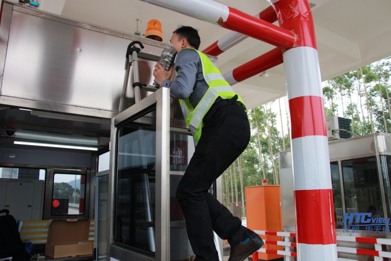 工程師正在安裝高速公路對講廣播系統無線終端