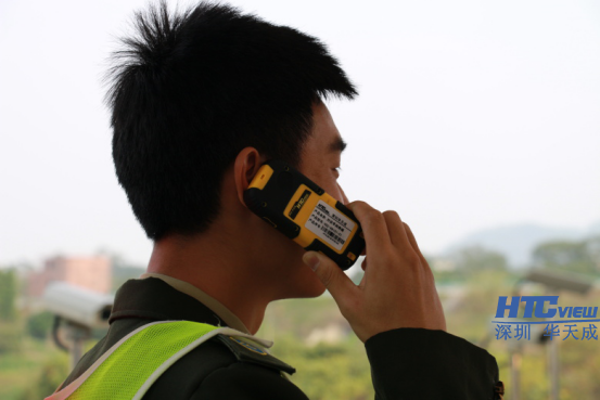 班長用手持對講終端與收費員/監控中心流暢通話