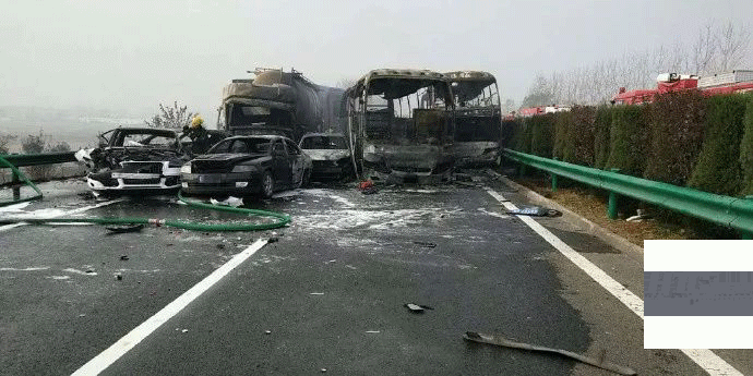 安徽阜陽連環車禍現場